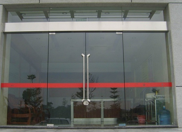 无框地弹簧玻璃门，现代建筑的优雅之选