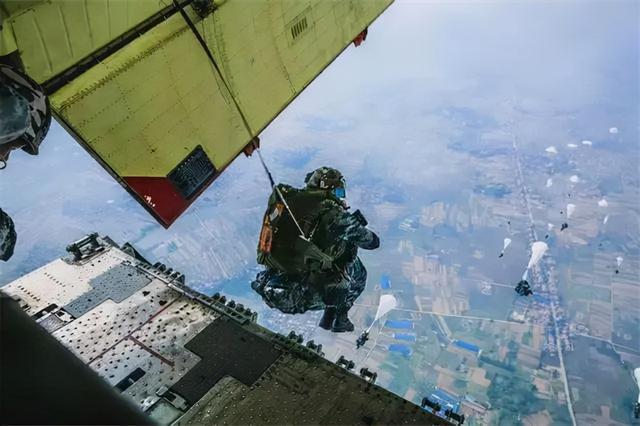 伞兵跳伞，英勇与技术的完美结合