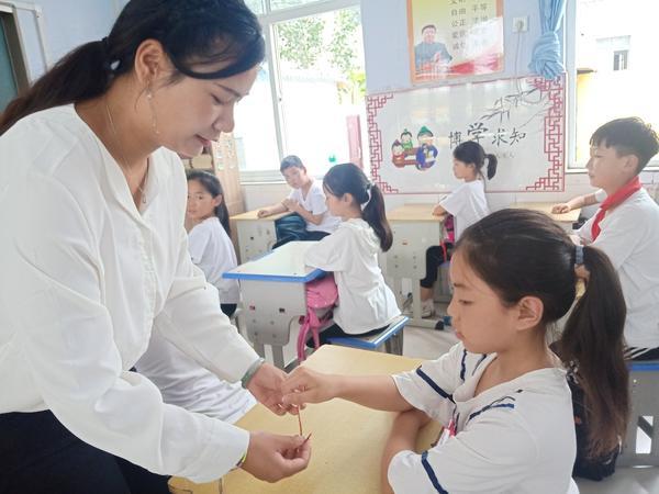 美术教案，五彩香袋制作
