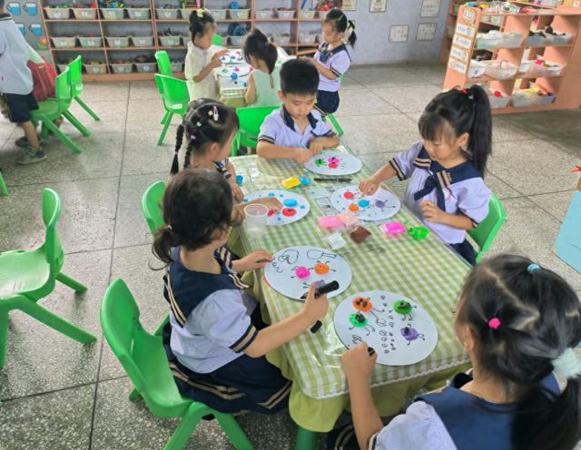 幼儿园小班美术活动，探索色彩与创意的乐园