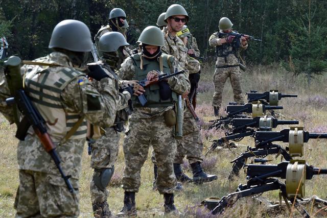 二战英国伞兵带弹药，英勇无畏的空中突击力量