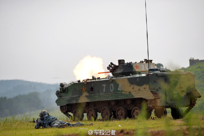 揭秘神秘的驾驶舱，深入了解中国制造的03式伞兵战车