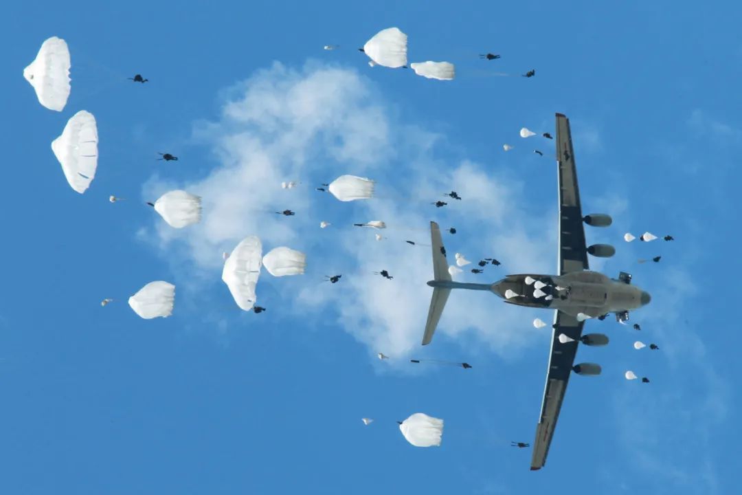 中国第一个伞兵团，英勇无畏，翱翔天际的先锋