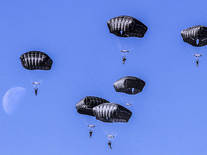 伞兵空降照片，展现英勇瞬间的永恒记忆
